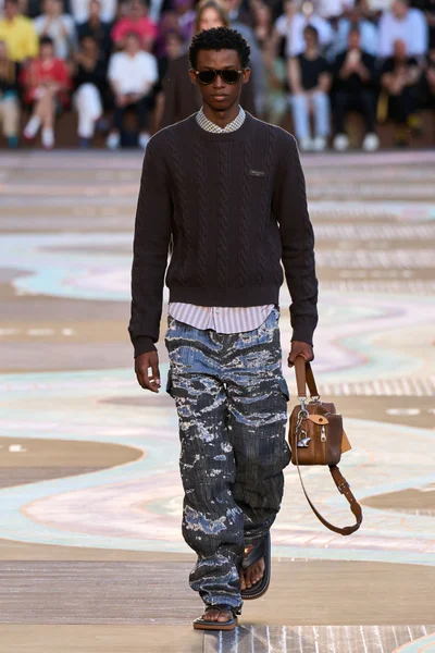 Look 10